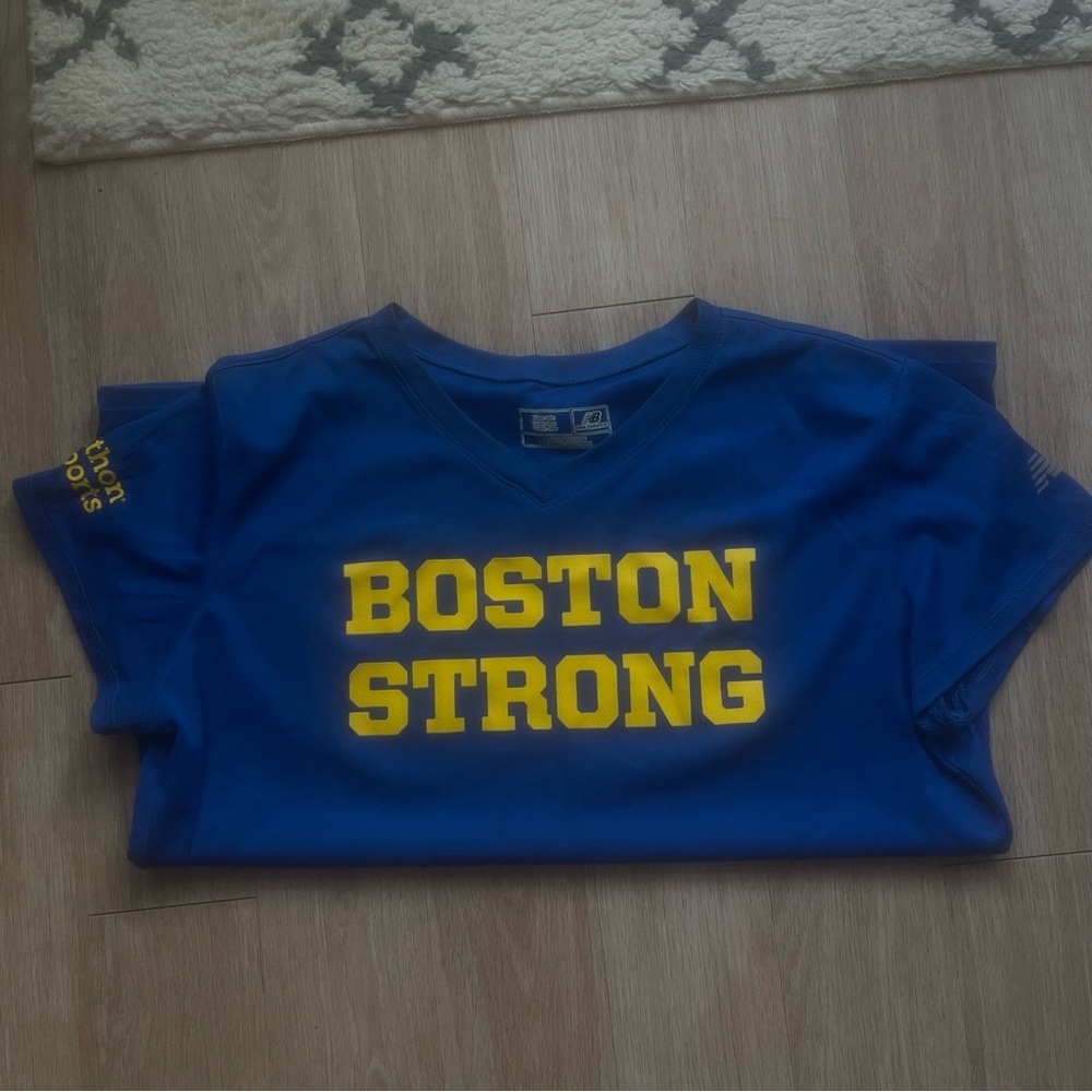 Women’s new balance Boston Strong xL shirt